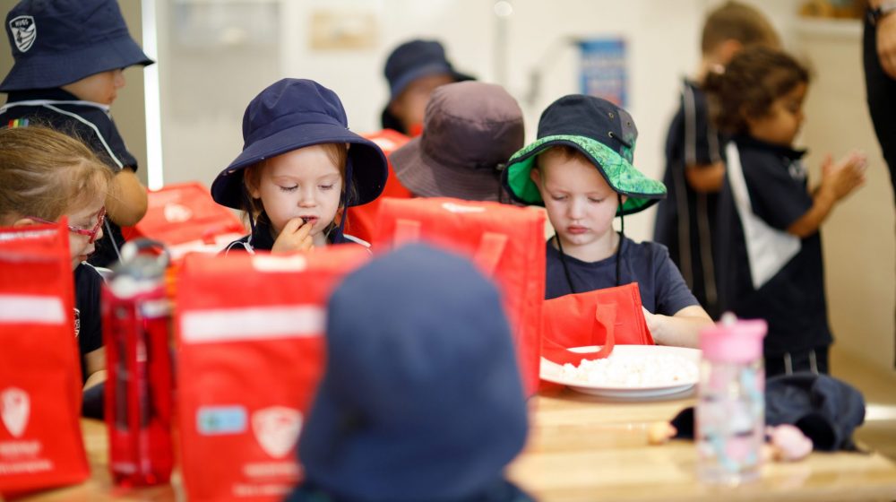 preschool children eating lunch